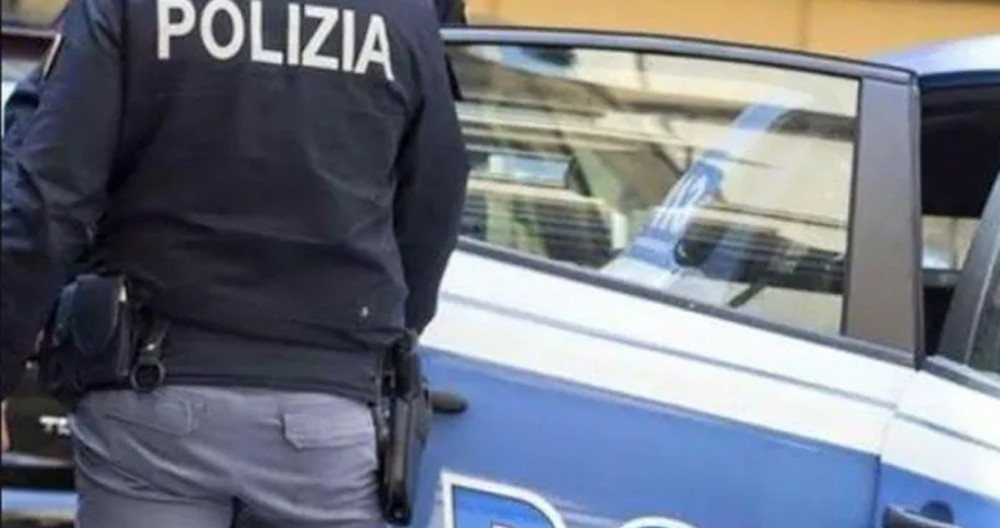 Furto di capi d'abbigliamento: Polizia denuncia due donne che avevano tentato il colpo al Vulcano Buono