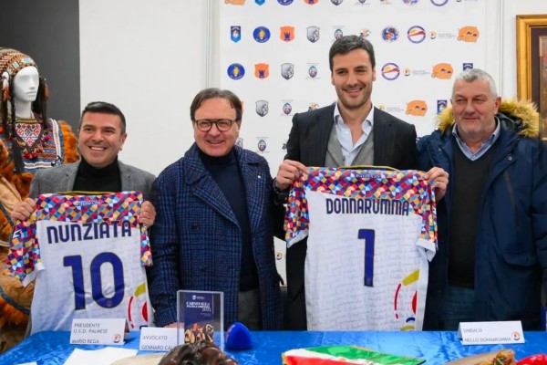 LA PALMESE IN CAMPO CON LA MAGLIA CELEBRATIVA DEL CARNEVALE
“RETE DI ECCELLENZE PER PORTARE IN ALTO IL NOSTRO TERRITORIO”