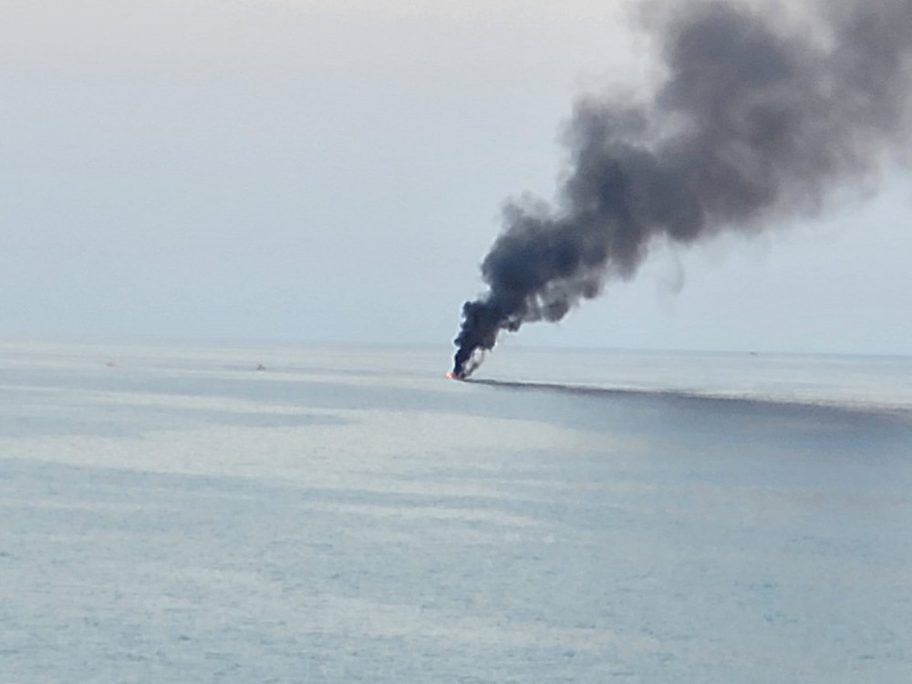 Barca in fiamme ad Agnone: sgomento in spiaggia, un palmese riprende l'accaduto