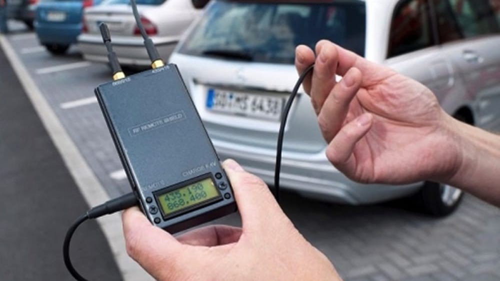 Carabinieri contro i furti di auto, 3 persone in manette: tra gli arnesi centraline per aggirare i sistemi elettronici dei veicoli