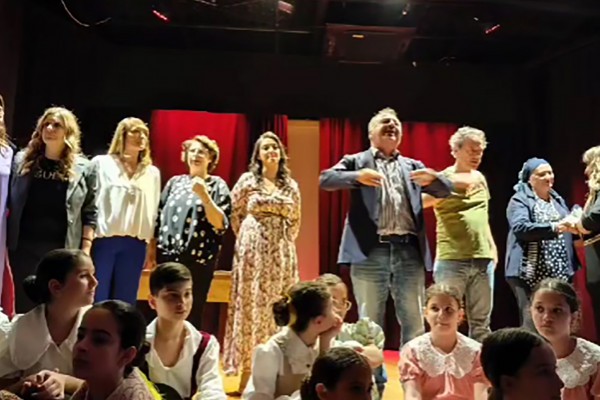 Dal teatro alla musica: la scuola "De Curtis" fa brillare i suoi talenti negli show di fine anno