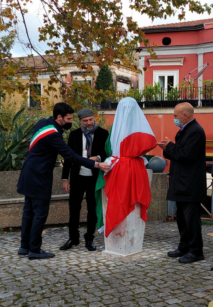 Palma Campania: D'Annunzio, il busto bronzeo e quel nastro rosso che lega Palma al Vittoriale