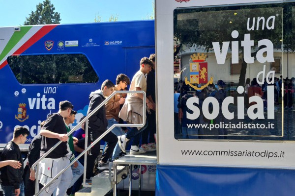 “Una vita da social”: a Nola la campagna educativa itinerante della Polizia di Stato