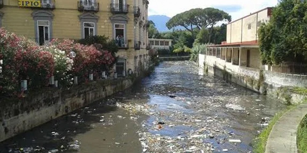 Fiume Sarno, i Carabinieri Forestali denunciano il titolare di un'industria conserviera