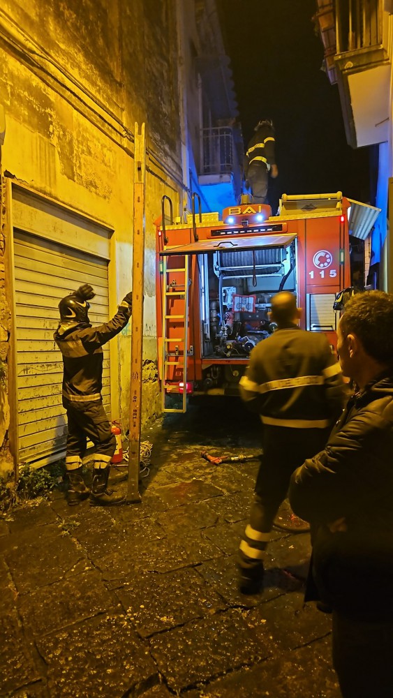 Ottaviano, in fiamme un'abitazione. Rogo spento dai Vigili del Fuoco